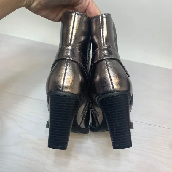BCBG Size 8.5 Ankle Boots Cassidy Metallic Silver Pointed Harness Heel Western - Picture 5 of 10